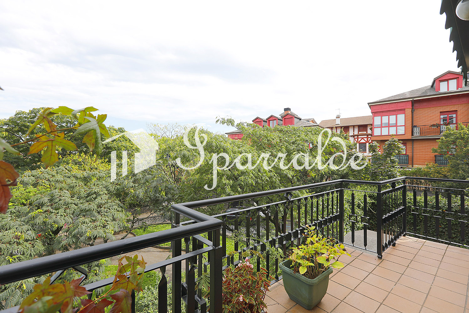 Preciosa vivienda en Mendíbil con garaje y piscina