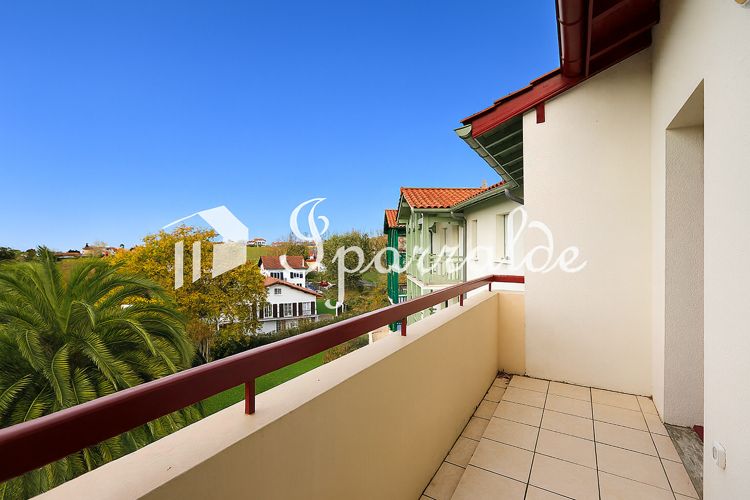 En venta: situado en la 2ª y última planta con ascensor, dentro de un edificio reciente (2006) y perfectamente mantenido, este magnífico piso de 2 habitaciones ofrece un entorno de vida privilegiado, en pleno corazón del solicitado barrio de Lissardy, apreciado por su tranquilidad, sus zonas verdes y su cercanía a la playa (a tan solo 5 minutos en bicicleta).