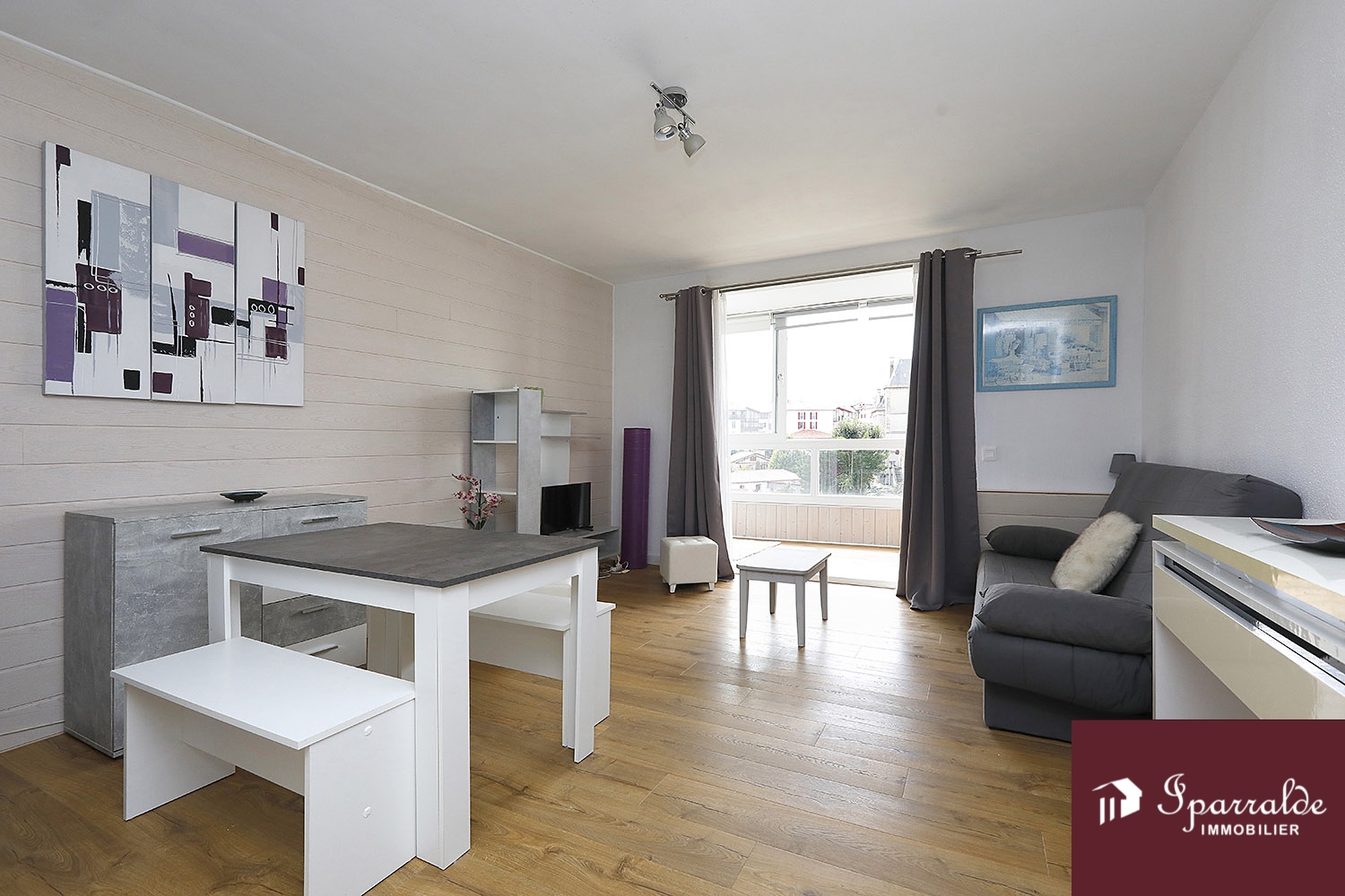 Studio lumineux et refait à neuf: petit cocon au cœur de Hendaye, (64) vendu meublé.