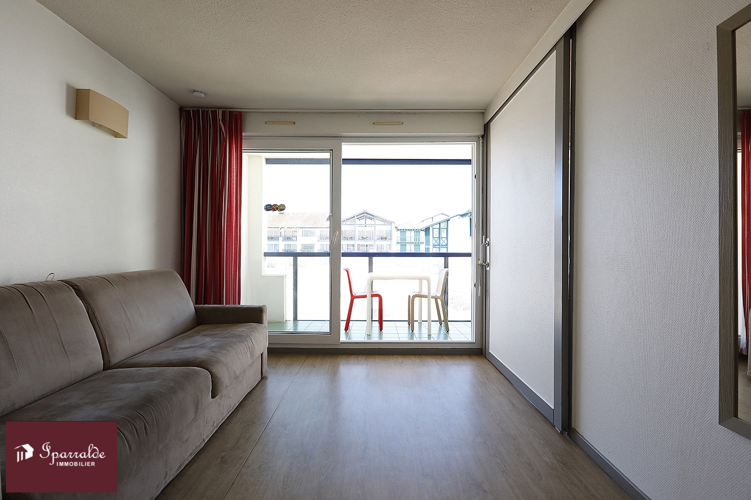 Apartamento Junto al Puerto Deportivo y Playa: Apartamento de  1 habitación con terraza y piscina