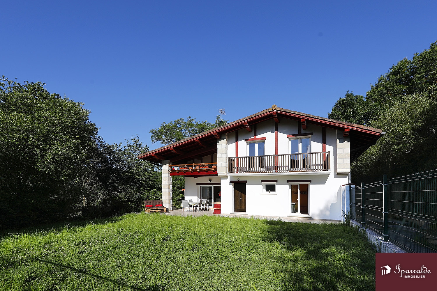 Magnifique Maison bifamiliale de style Basque à acheter, située à Biriatou, à 15 minutes des Plages (64)
