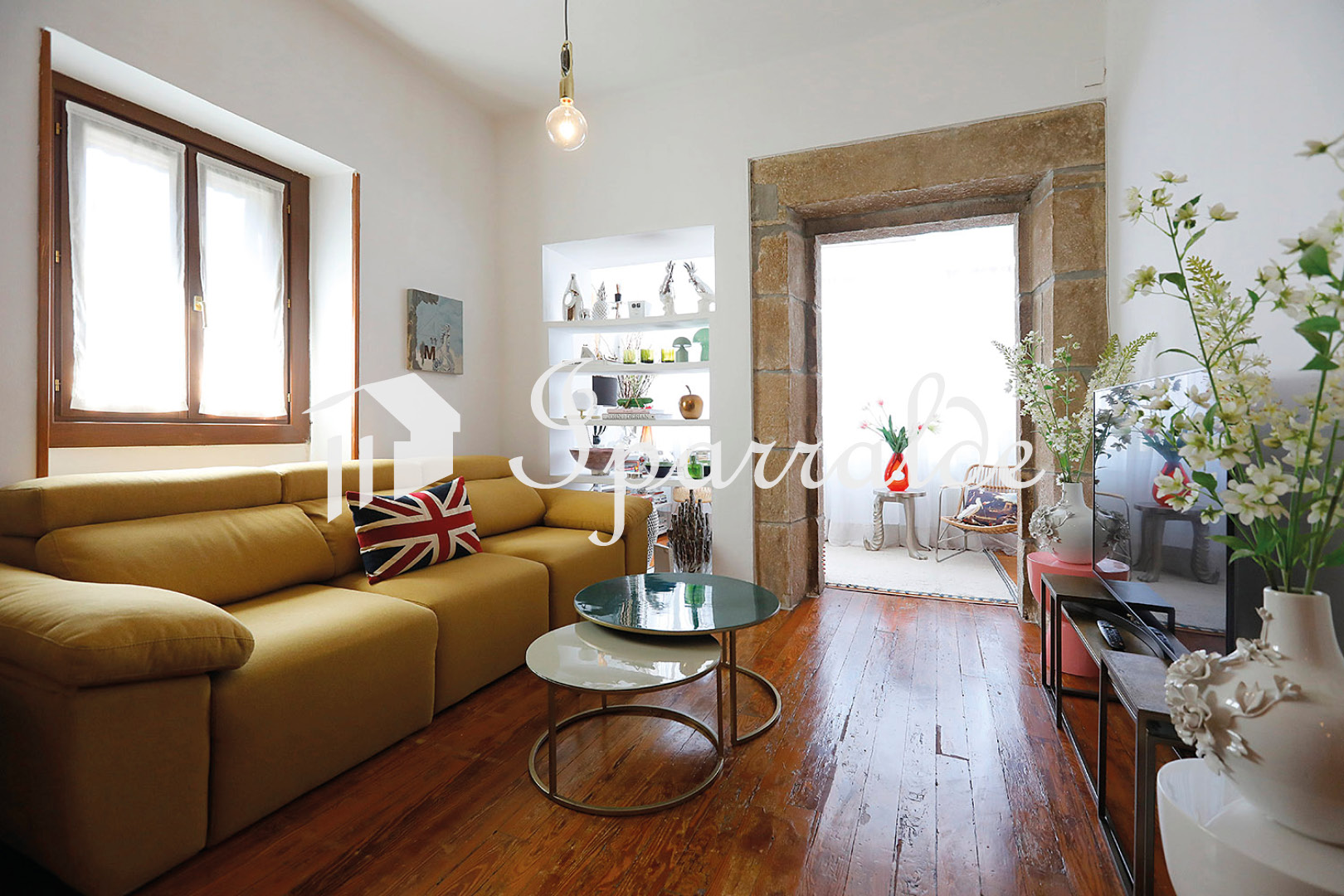 CENTRO: Gran vivienda de 3 habitaciones y 1 baño con mucho encanto y bonitas vistas.