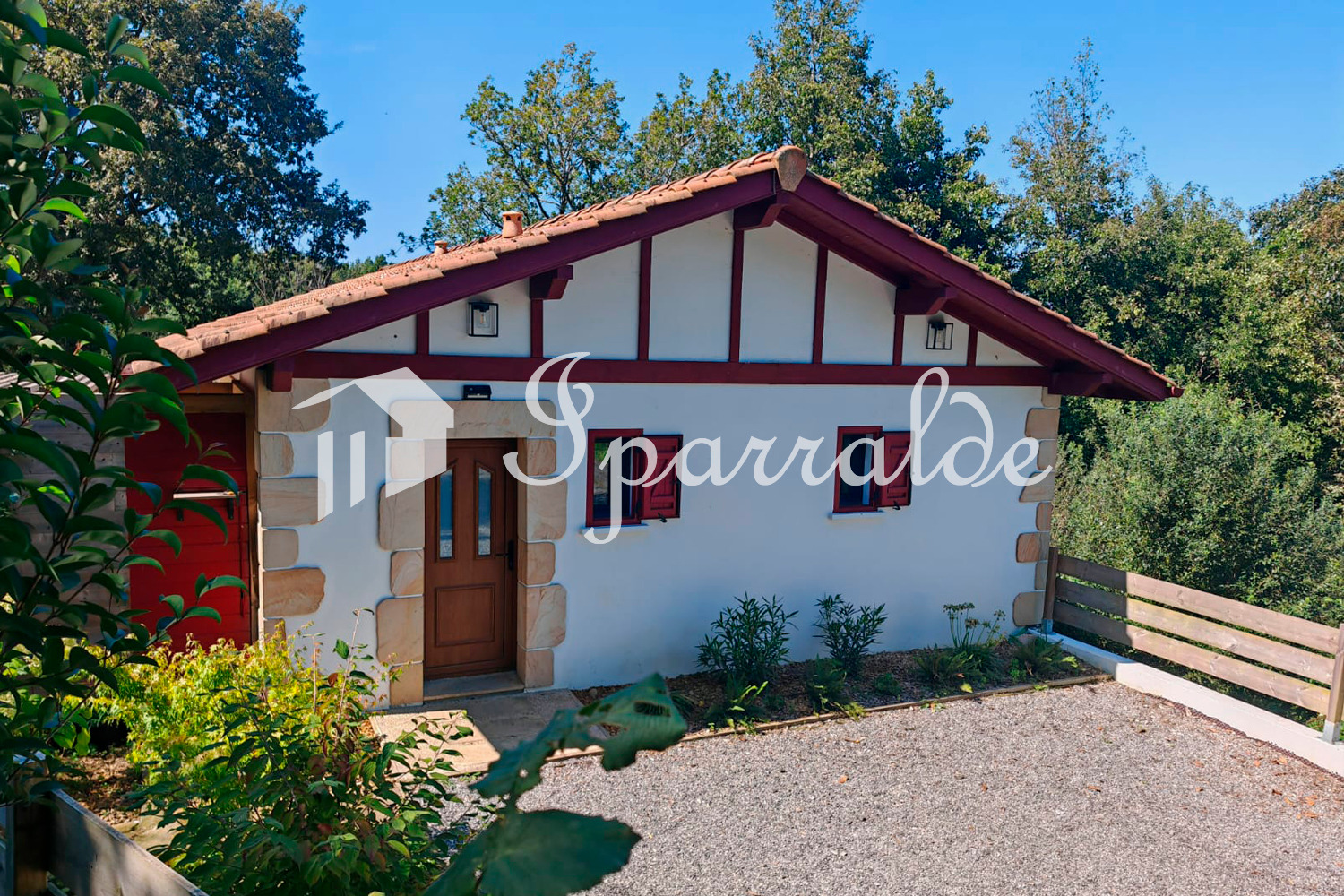 BIRIATOU - Villa contemporánea  en una única  planta, con terreno y múltiples posibilidades.