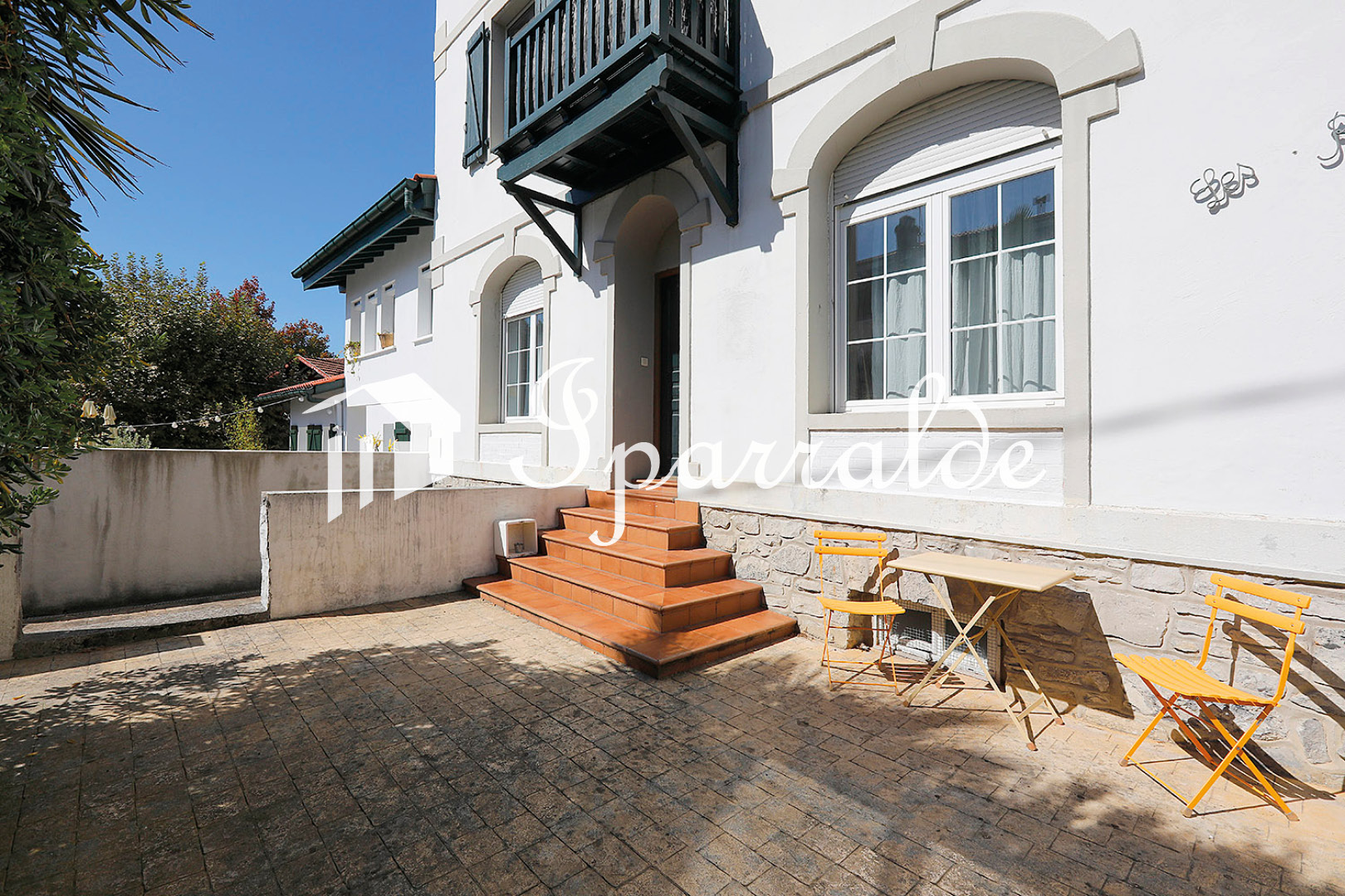 EXCLUSIVA HENDAIA
Piso con encanto en una villa, con terraza y jardín en pleno centro