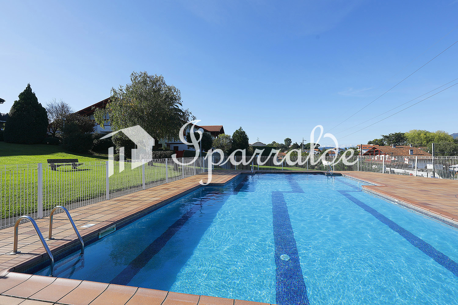 EN VENTA – Vivienda de 2 habitaciones con Terrazas, Parking, Piscina, Jardines y Frontón – Hendaia Playa (64700)