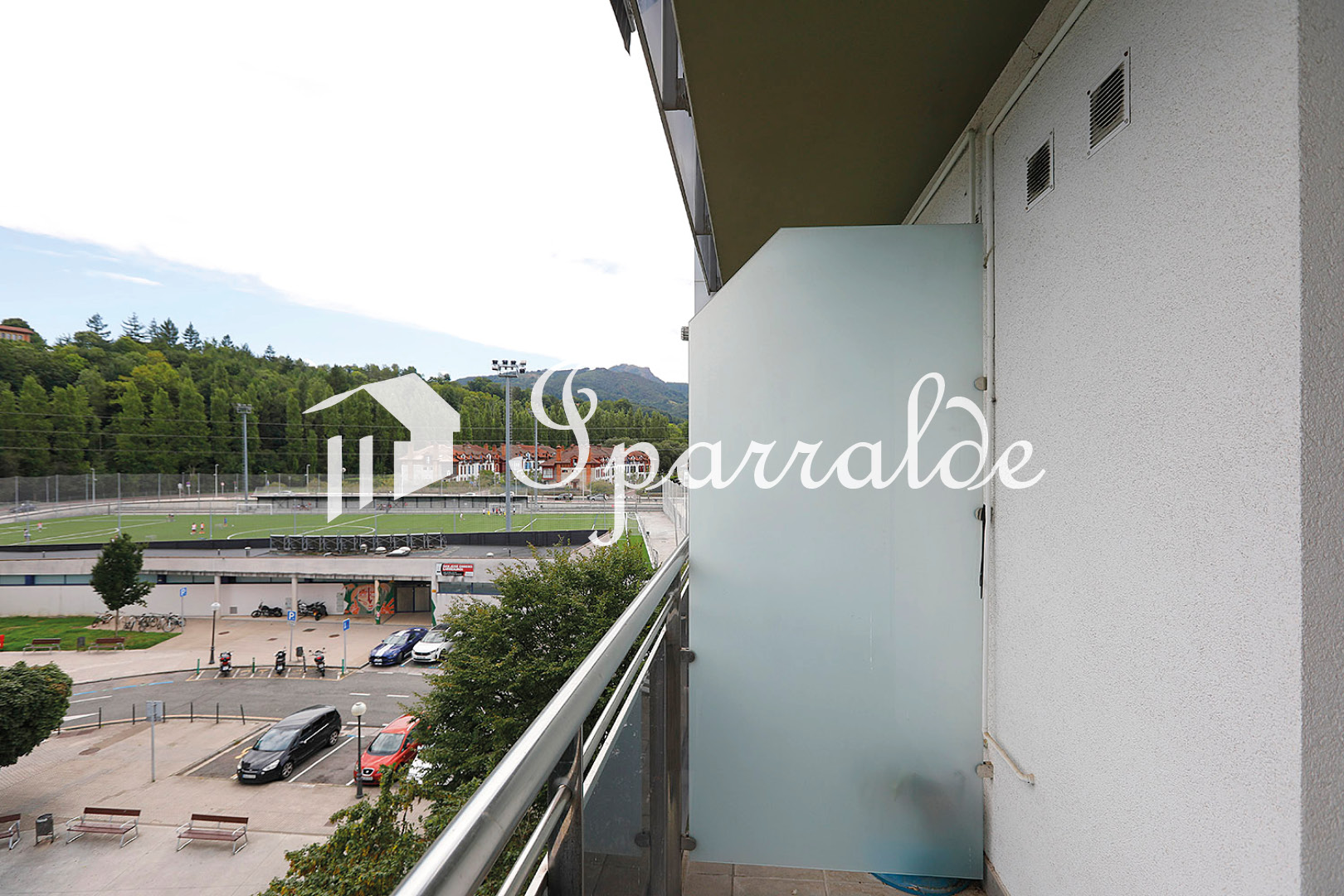 LARREAUNDI: Piso de 3 habitaciones con balcón y grandes vistas