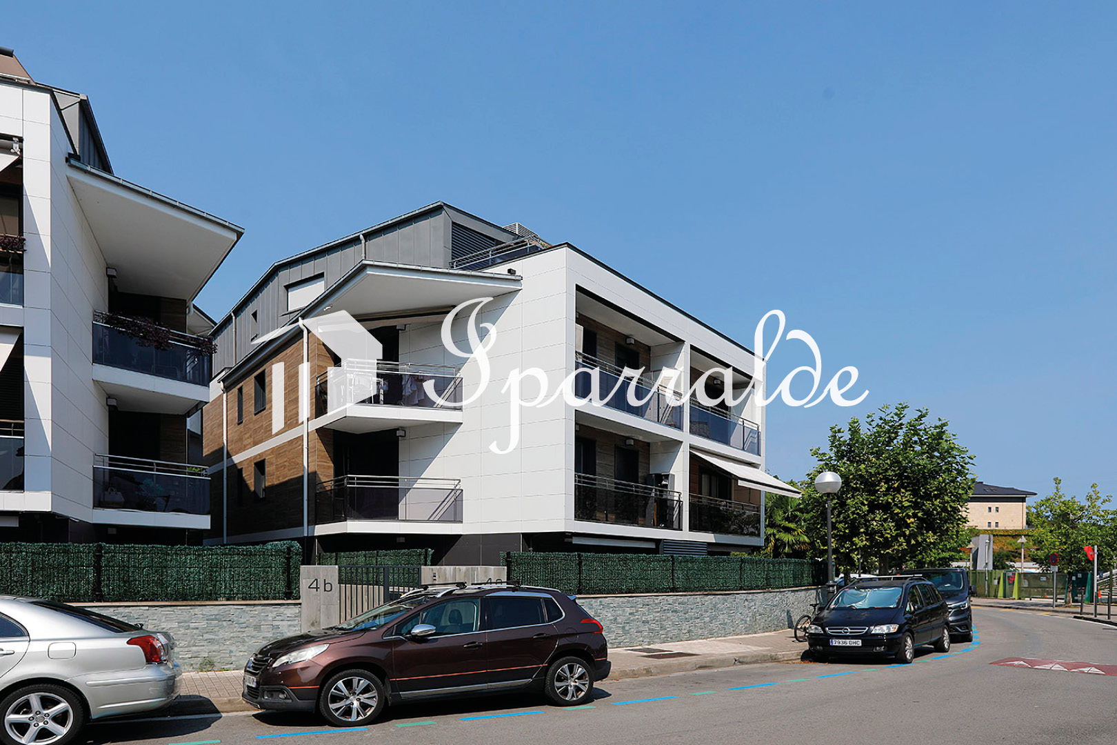  SANTIAGO: Elegante Piso en Venta en Avenida de Salís  