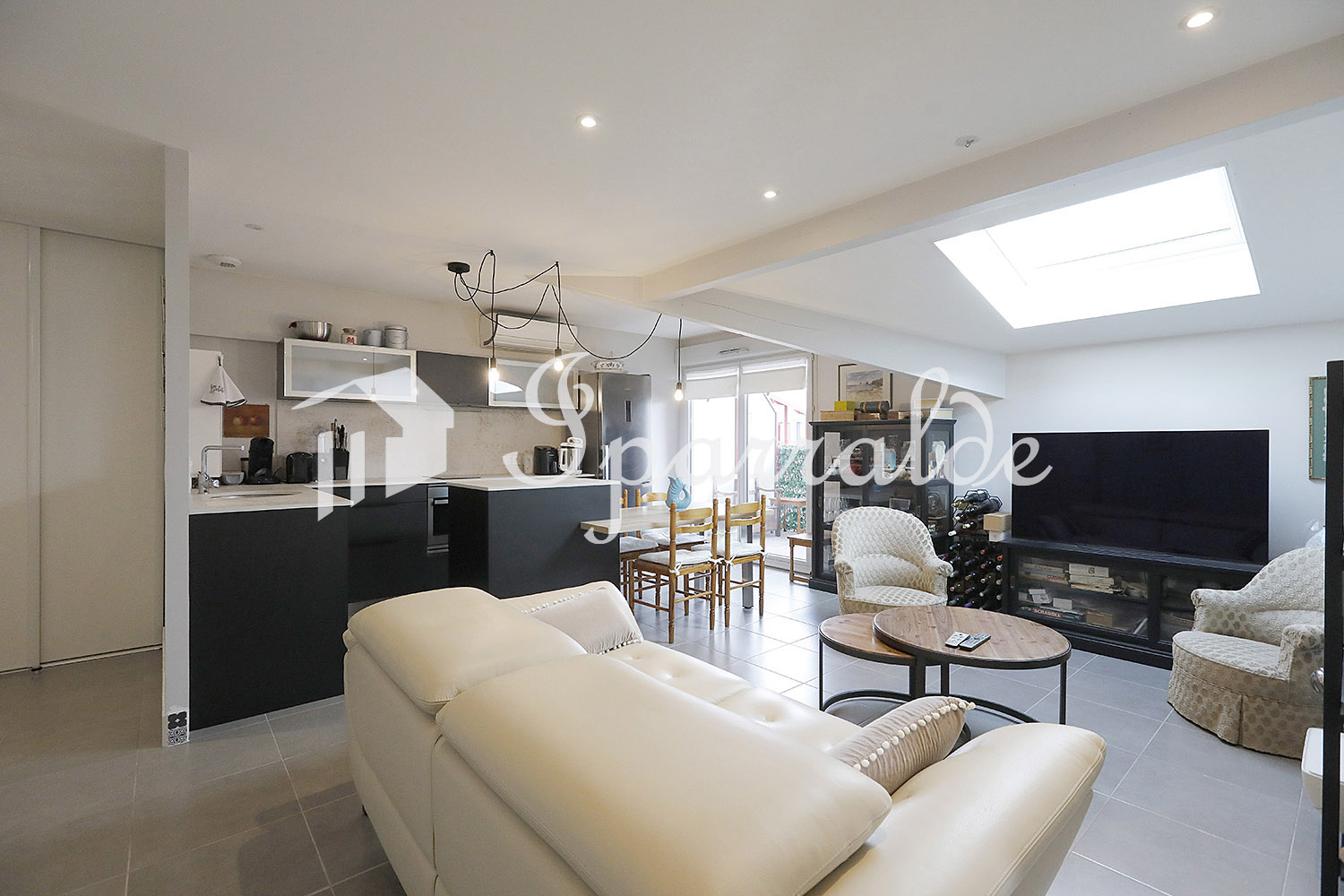 Hendaya – Exclusivo y amplio piso de dos dormitorios en última planta de un edificio reciente· Terraza · Raya de garaje · Vistas despejadas · DPE C