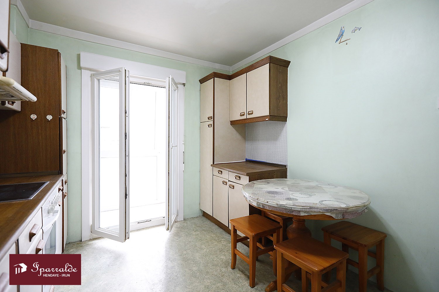 Vivienda de tres habitaciones a reformar en zona próxima a Anzarán. Ascensor