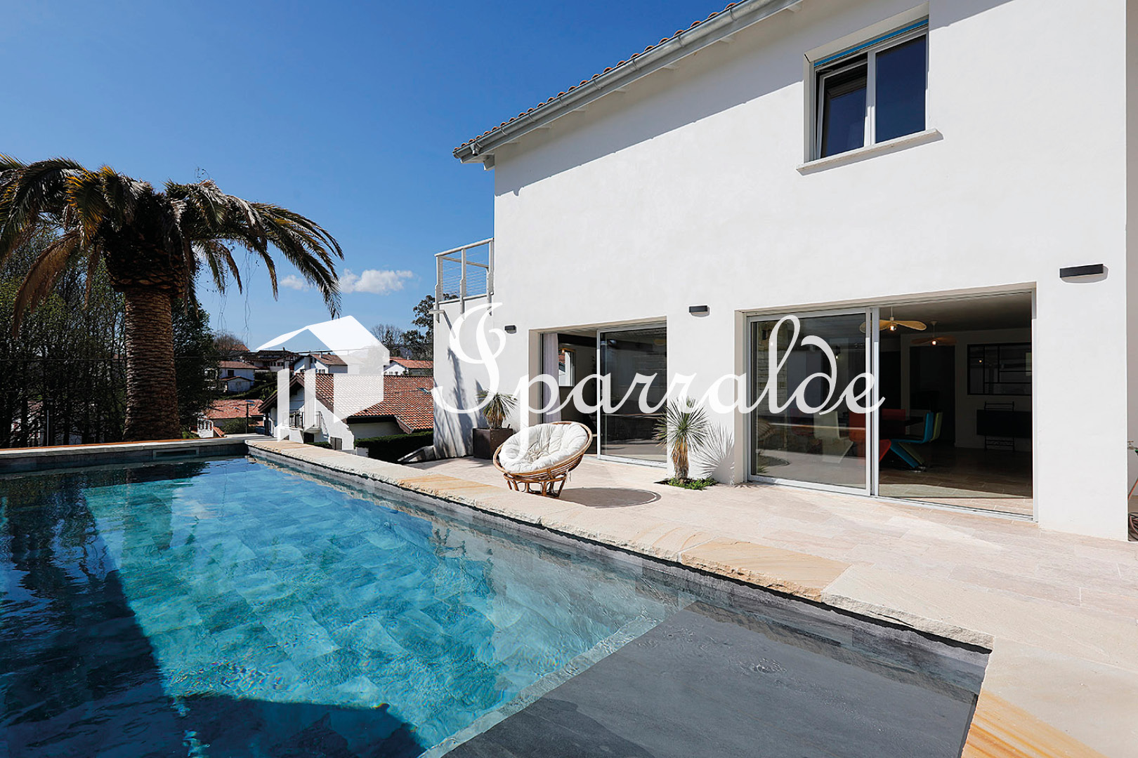 Elegante propiedad completamente reformada – Orientación sur – Vistas a la montaña – Piscina climatizada