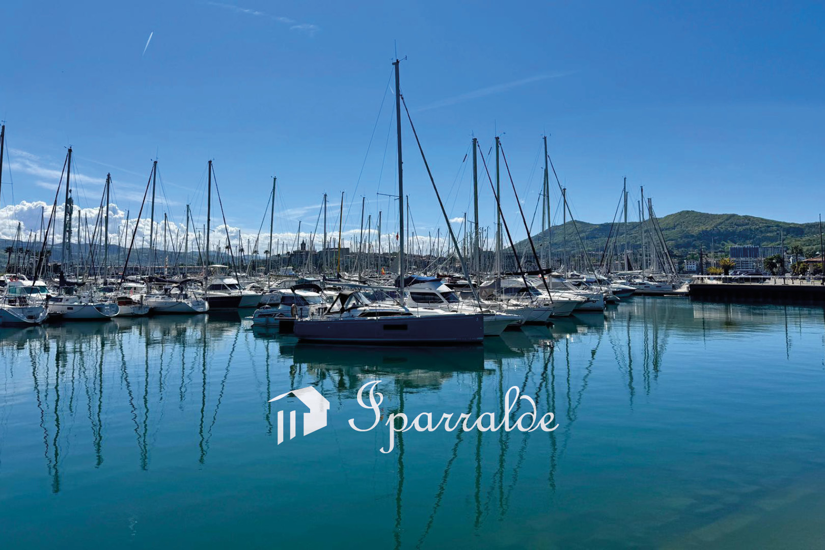 Vivienda de alto standing, frente al Puerto Deportivo y junto a la Playa