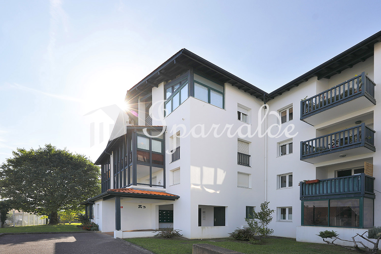 En venta - Piso de 3 habitaciones con terraza, trastero y parking en el centro de Hendaia.