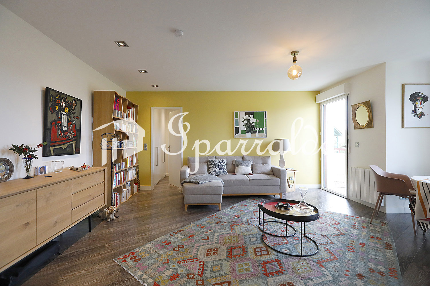 Exclusiva: Luminoso apartamento de 2 dormitorios en la segunda y última planta. Vistas a la montaña y a la bahía. Balcón. Garaje. Lissardy.