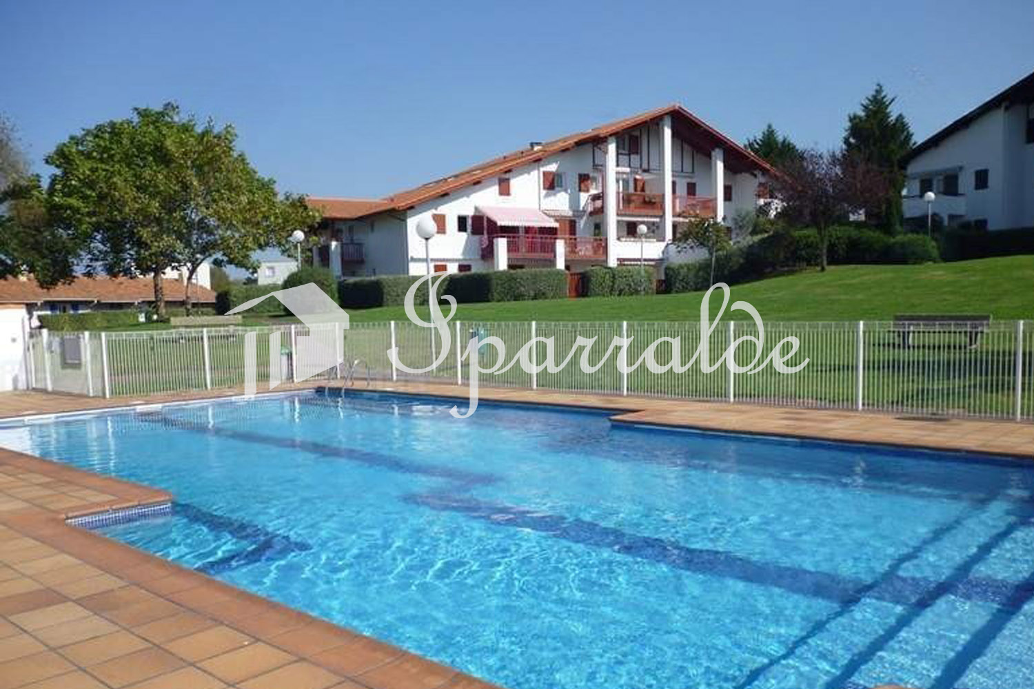 À 6 minutes à pied de la Grande Plage d’Hendaye, découvrez cet appartement T3 traversant situé dans une résidence récente et prisée, avec piscine, jardins et fronton.