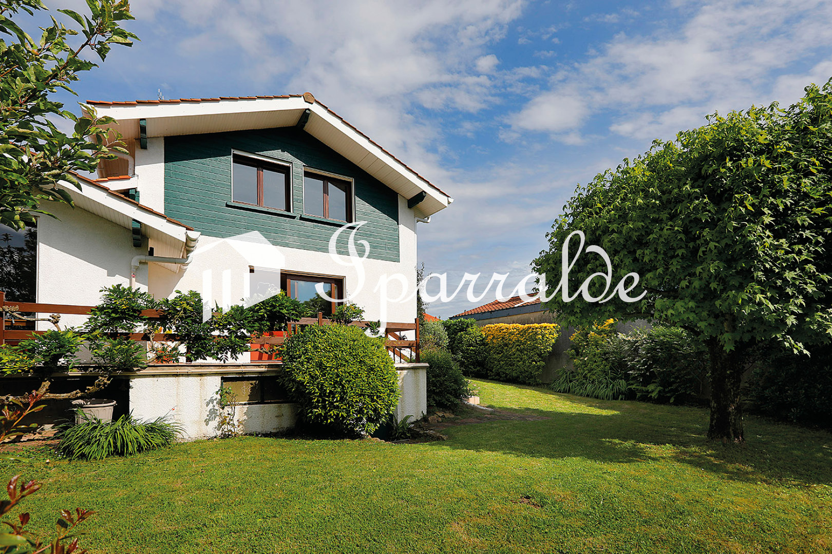 Hendaia – Villa individual con vistas a la Bahia, terrazas y garaje cerrado.