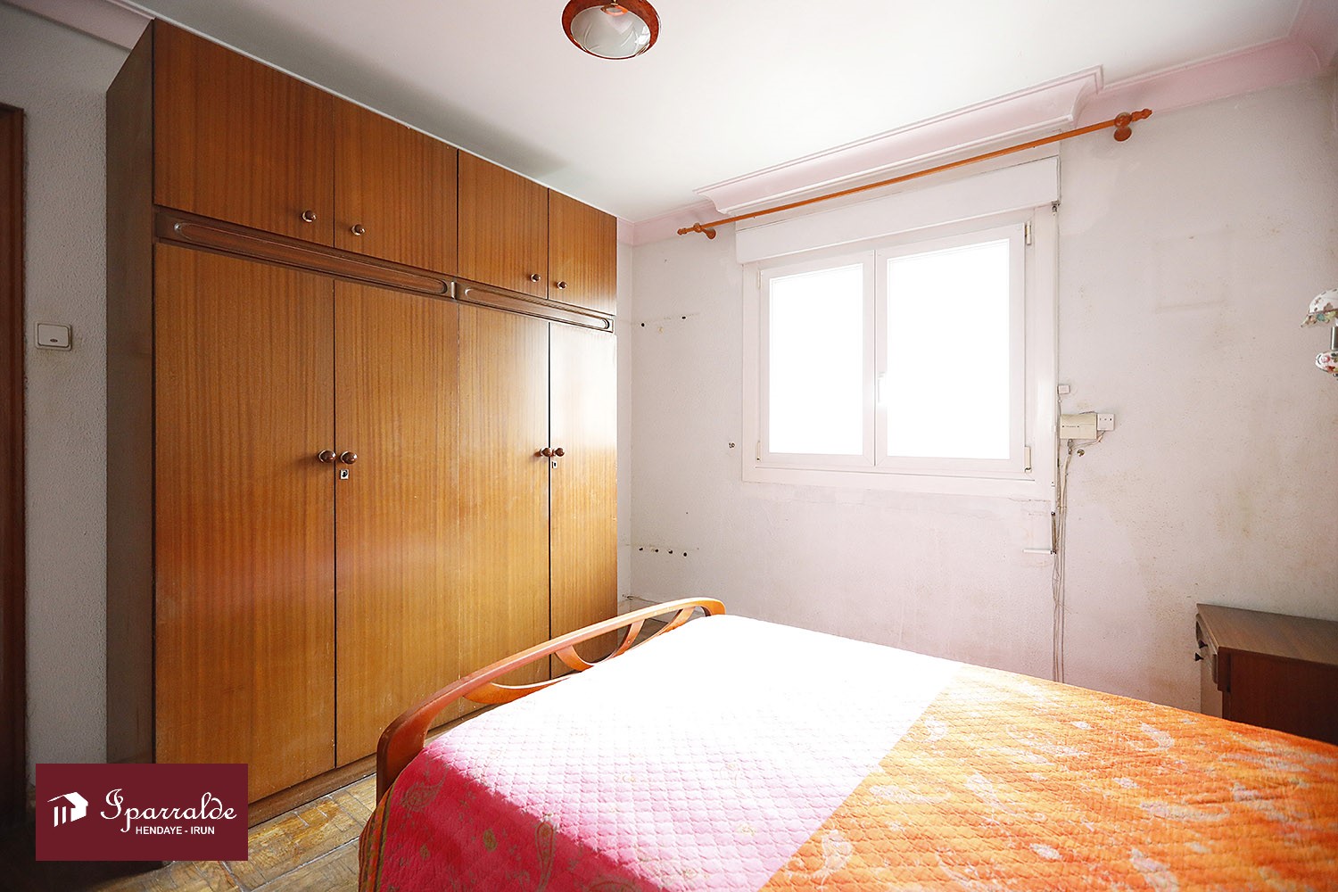 Vivienda de tres habitaciones a reformar en zona próxima a Anzarán. Ascensor