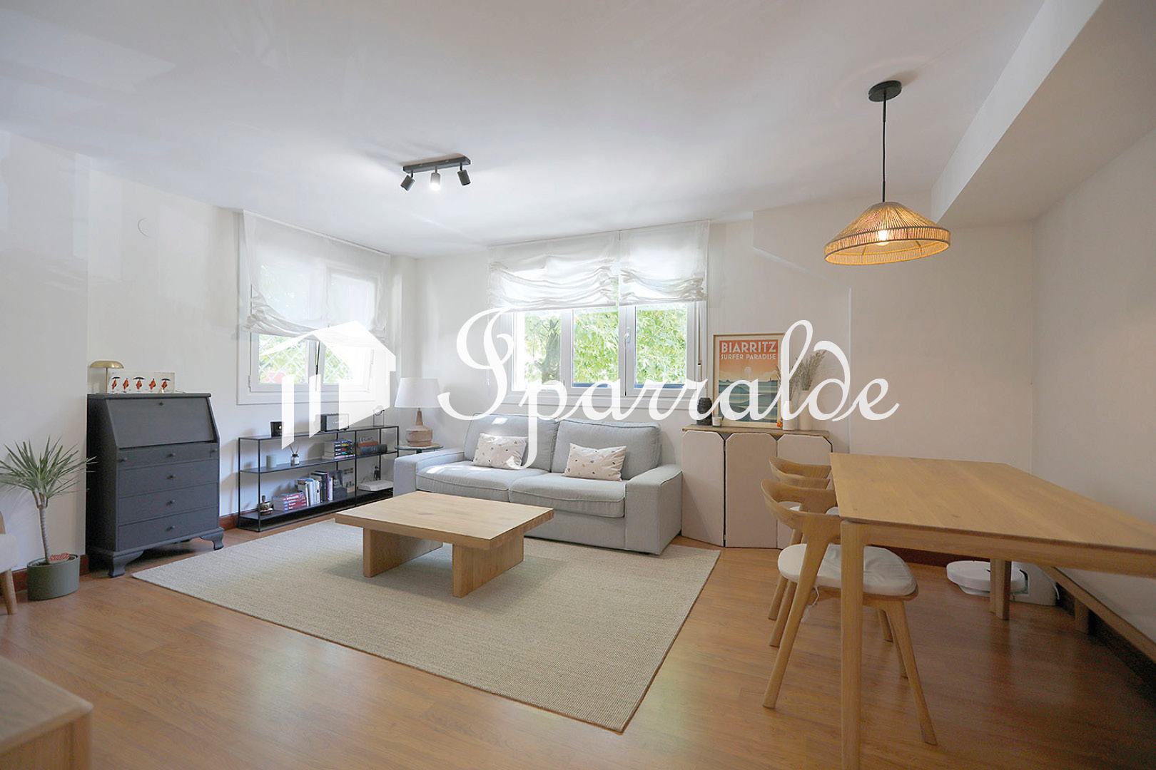 LAPICE: Soleada vivienda con 2 habitaciones y precioso salón en esquina.