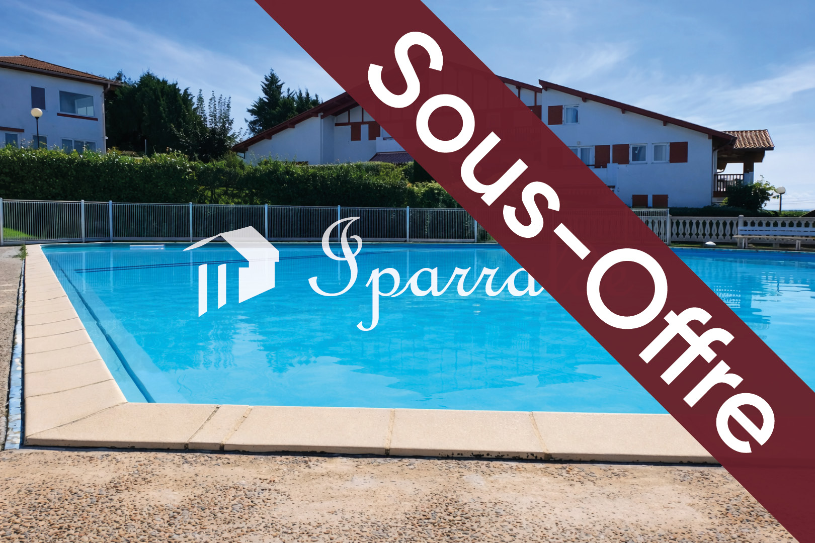 LISSARDY–En urb. con Piscina, Jardines y Frontón: Vivienda de 2 habs con 2 grandes Terrazas y plaza de parking en propiedad.