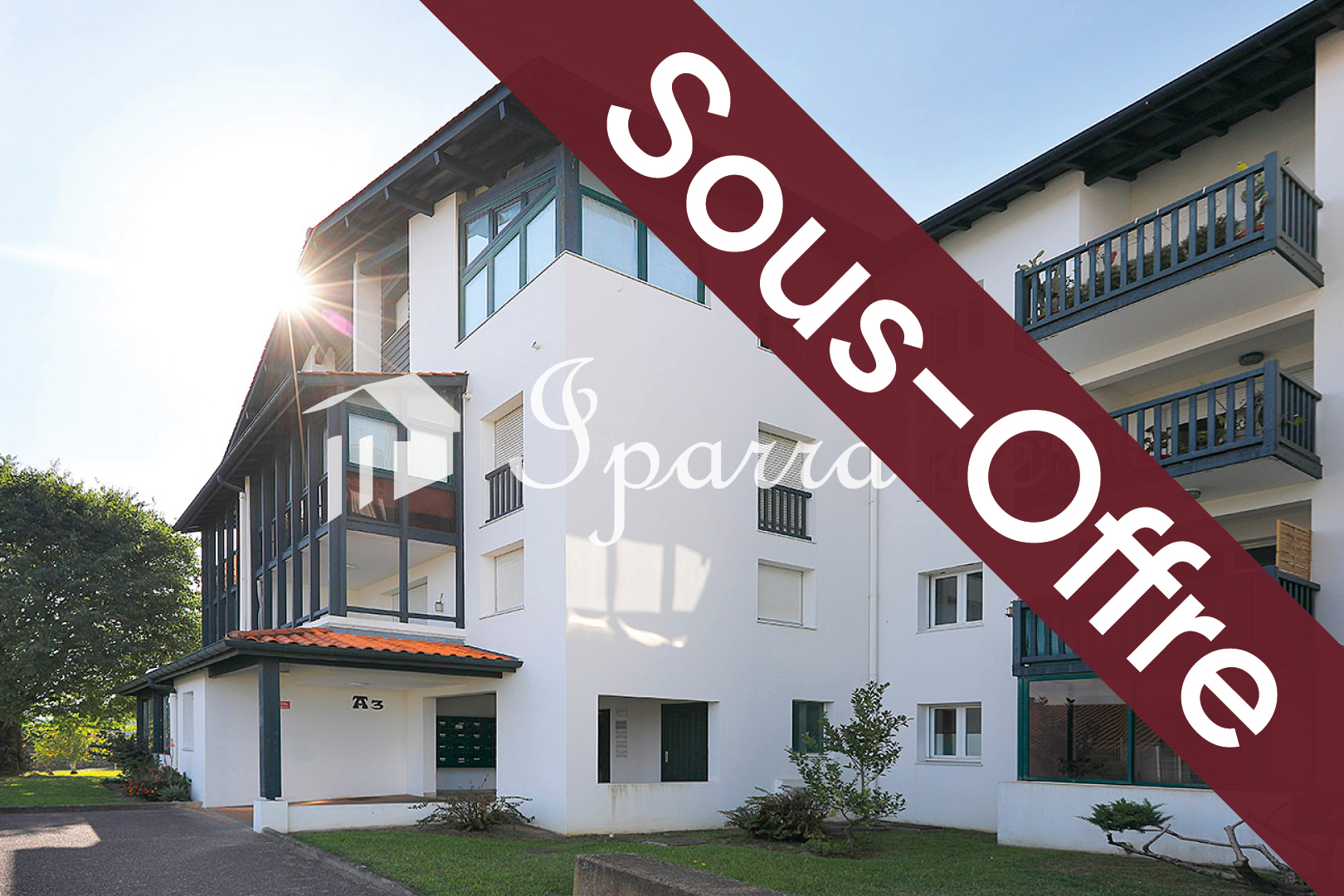 En venta - Piso de 3 habitaciones con terraza, trastero y parking en el centro de Hendaia.