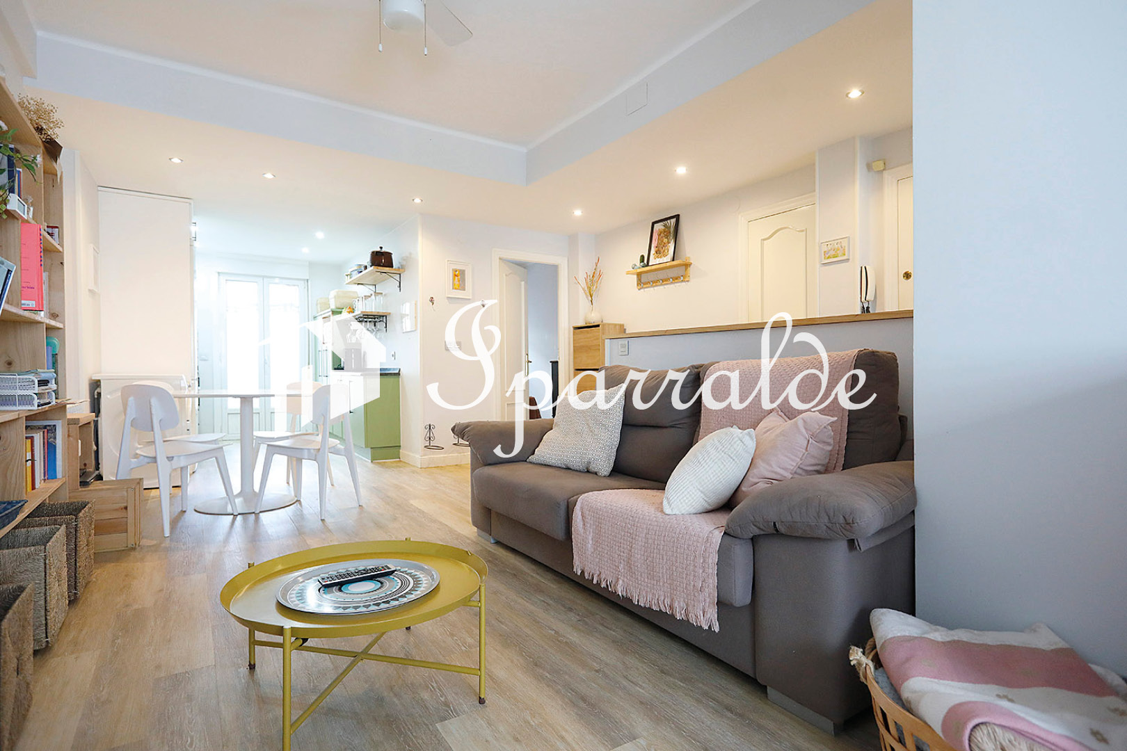 SANTIAGO: Preciosa vivienda reformada a capricho con balcón