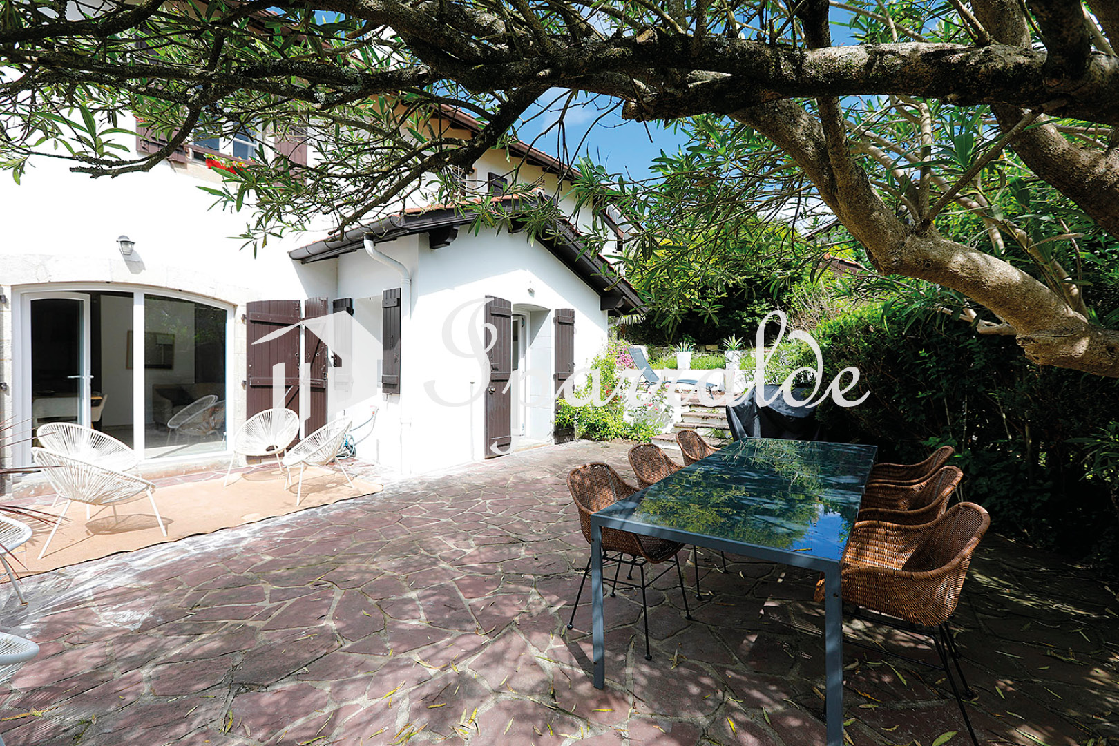 EXCLUSIVA – precioso Piso en Villa de dos dormitorios con terrazón, Jardín y aparcamiento.