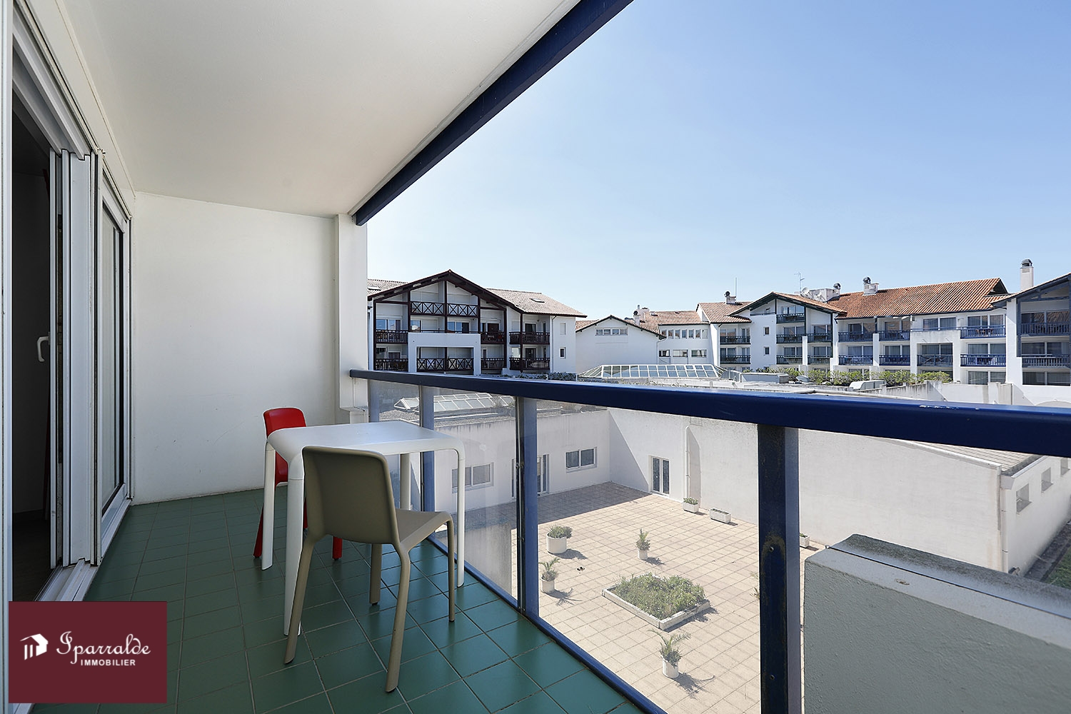 Apartamento Junto al Puerto Deportivo y Playa: Apartamento de  1 habitación con terraza y piscina