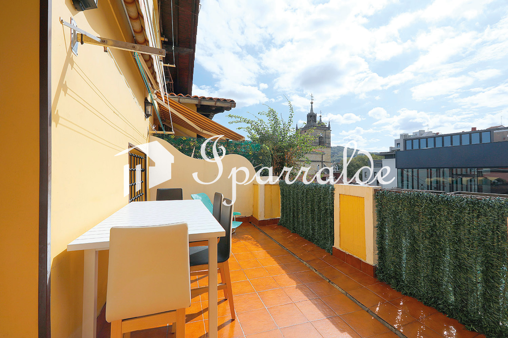 BERAUN: Espléndida vivienda de 120 m² útiles con una magnífica Terraza soleada y vistas maravillosas.