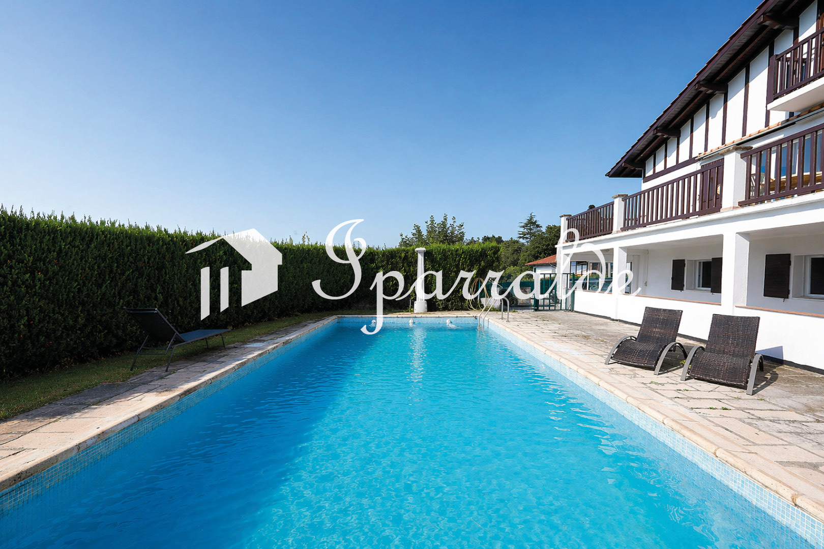 Exclusividad Agencia: Entre el Mar y la Montaña, una Villa Individual que respira el estilo Vasco.