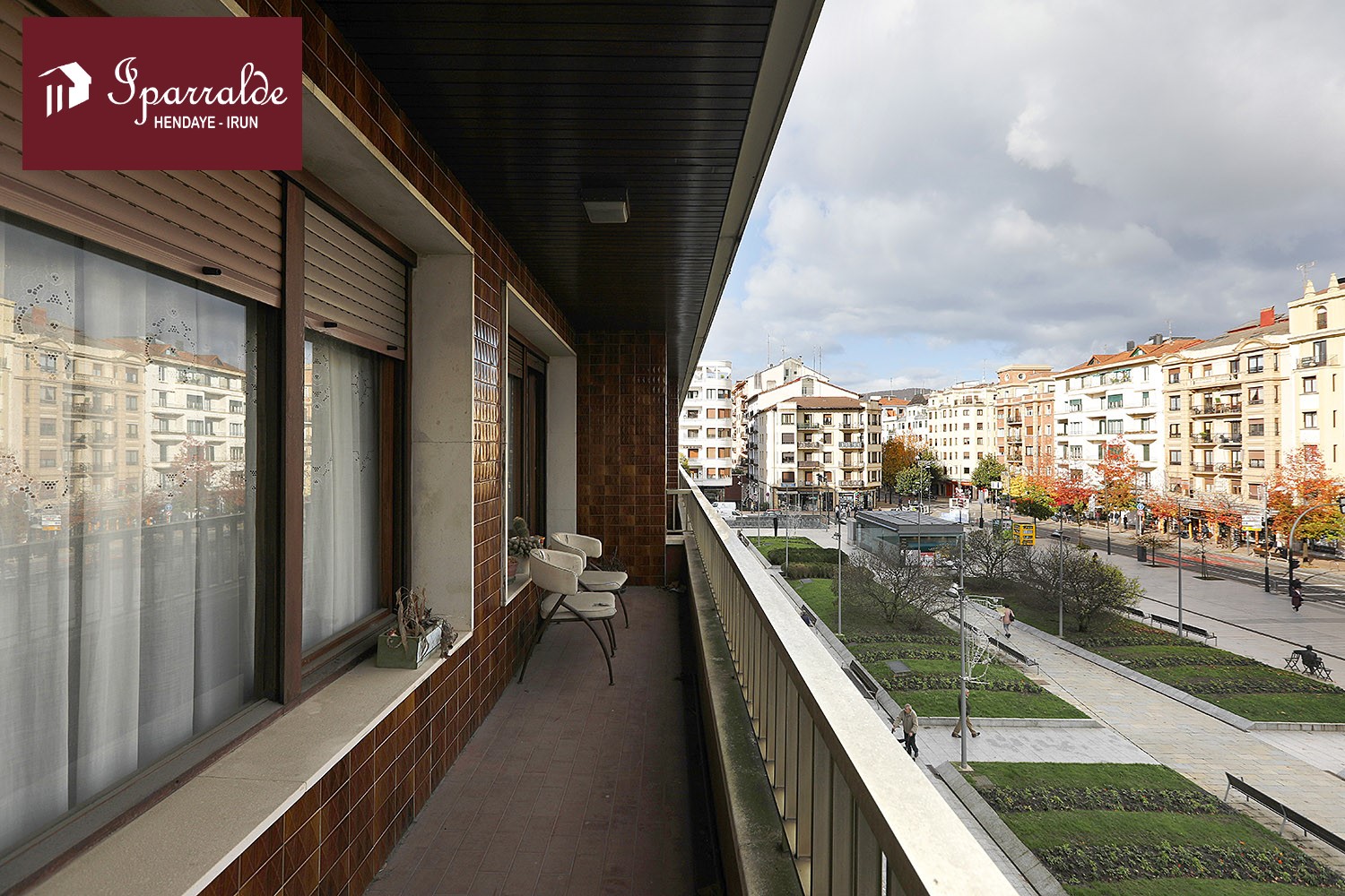 Gran vivienda en Luis Mariano con terraza y balcón