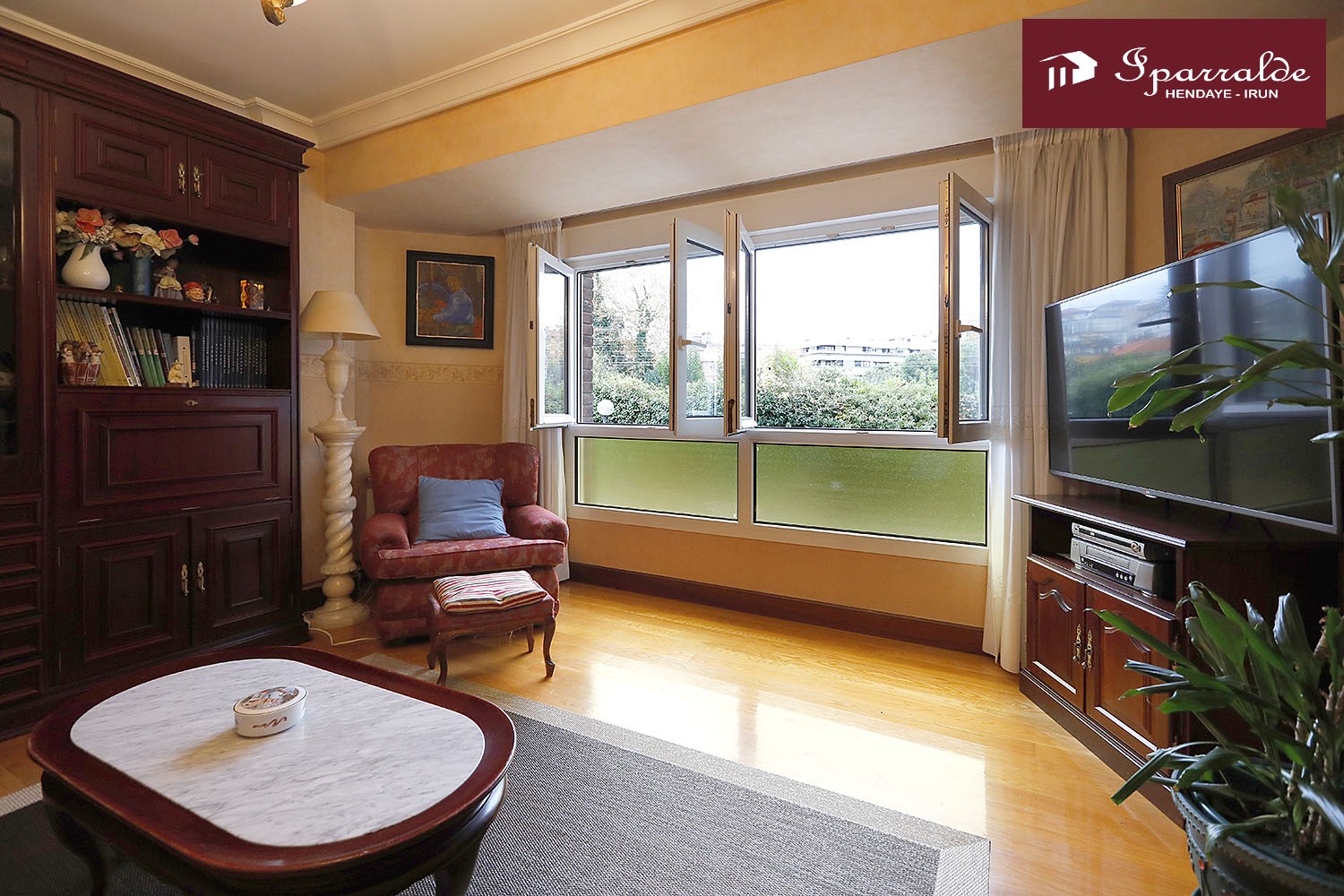 Bonito piso de tres habitaciones en zona Anzaran, luminoso y soleado....